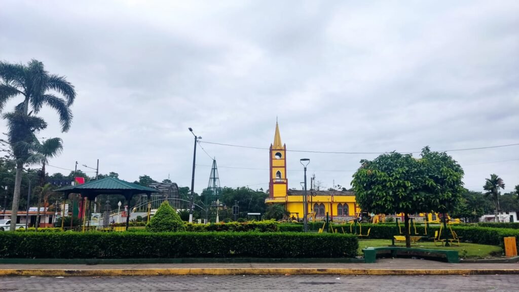 Parque de Valle Hermoso, al fondo Iglesia Nuestra Señora del Valle, y el Puente del Rio Blanco.